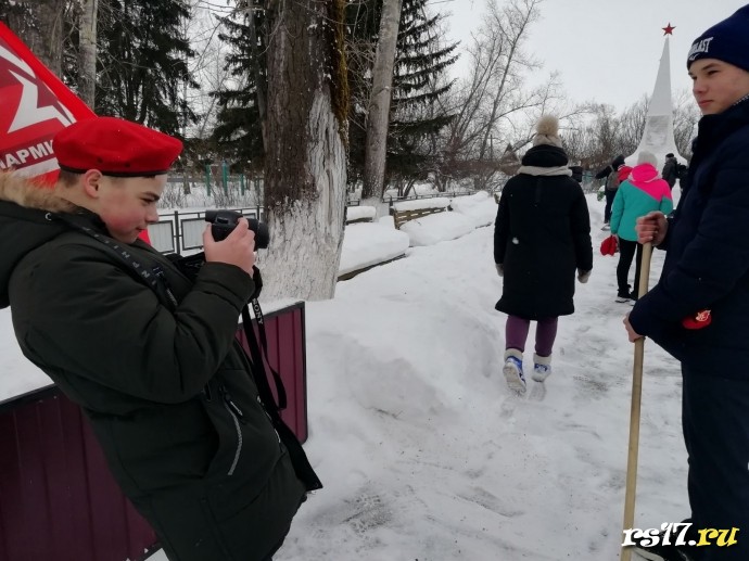 рейд по очистке территории около памятника Победы в п.Рощинском 1