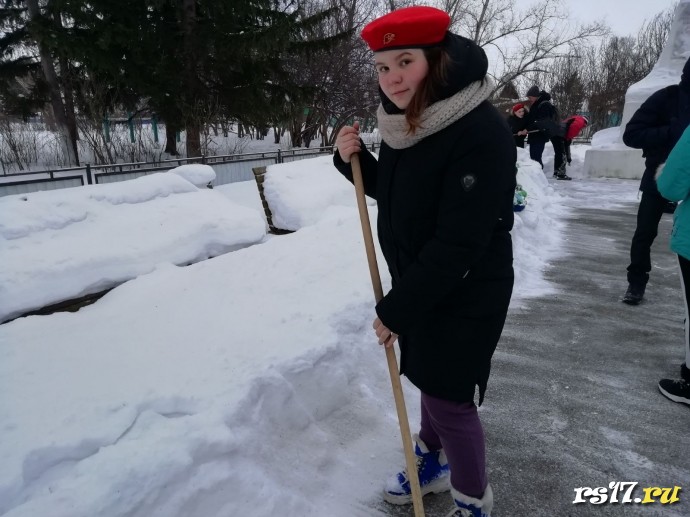 рейд по очистке территории около памятника Победы в п.Рощинском 0