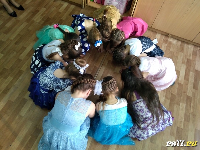 Школьный конкурс открыток, посвященный Женскому дню 0