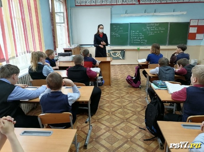 Тематическая беседа с инспектором ГИБДД Красновой Д.И. 0